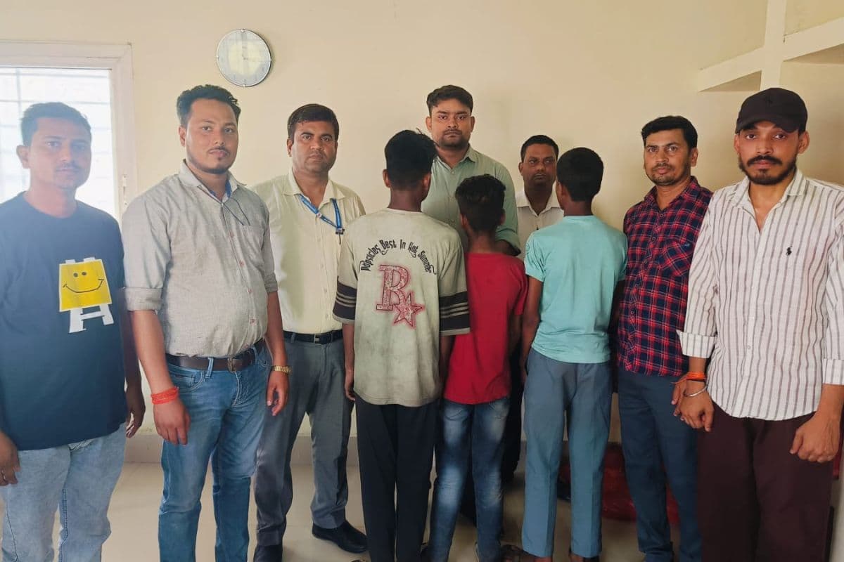 मुक्त हुए तीन बाल श्रमिकों के साथ श्रम विभाग की टीम मुक्त हुए तीन बाल श्रमिकों के साथ श्रम विभाग की टीम