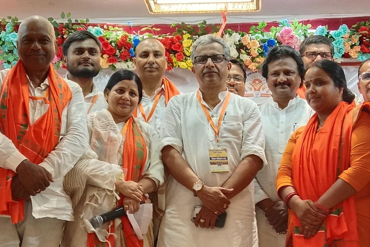 भाजपा कार्यकर्ताओं के साथ मंत्री नीतीश मिश्रा भाजपा कार्यकर्ताओं के साथ मंत्री नीतीश मिश्रा
