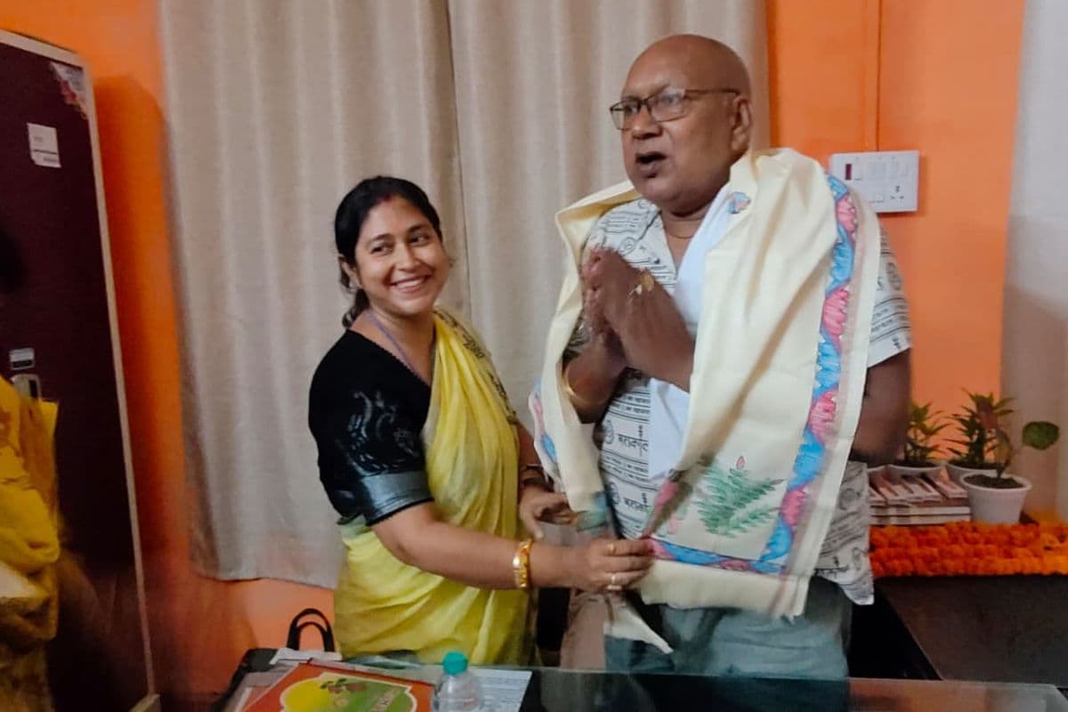 विधायक बोगो सिंह का स्वागत करती हुई प्रधानाध्यापिका अर्चना कुमारी विधायक बोगो सिंह का स्वागत करती हुई प्रधानाध्यापिका अर्चना कुमारी