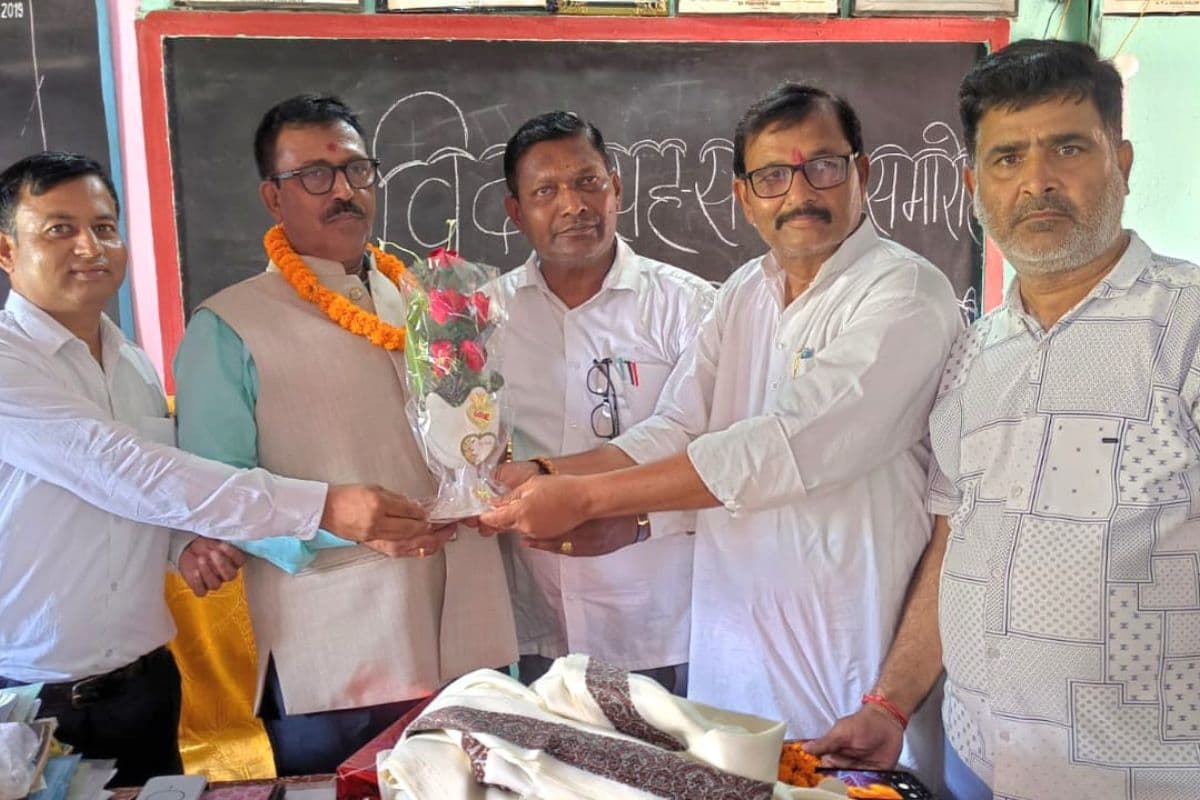 BEO को सम्मानित करते हुए शिक्षक संघ के सदस्य BEO को सम्मानित करते हुए शिक्षक संघ के सदस्य