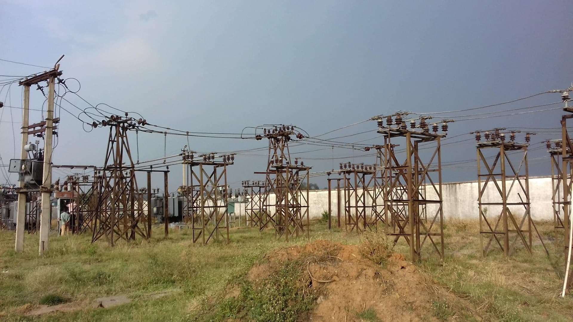 Bokaro News : पांच लाइनमैन के भरोसे 90 किमी बिजली लाइन, हजारों उपभोक्ताओं पर संकट