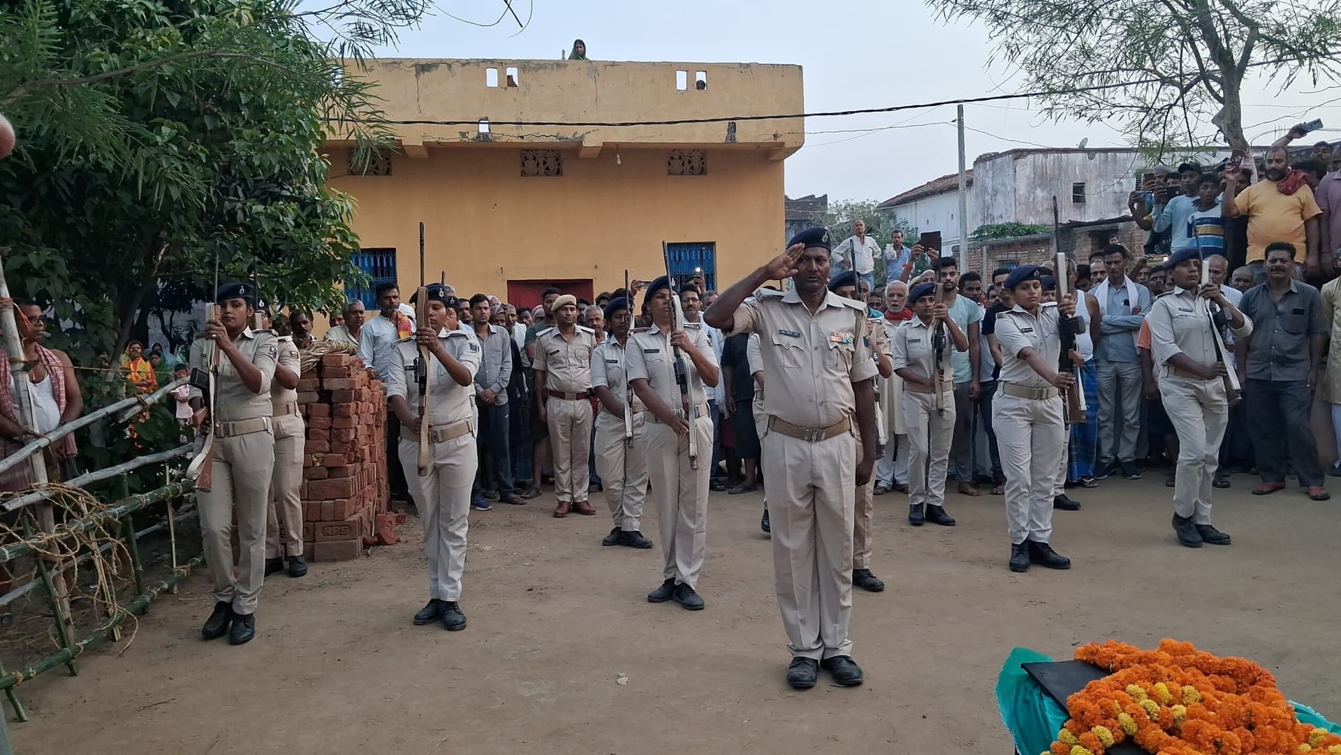 मुखिया पुत्र बिहार पुलिस के जवान की ह्रदय गति रुकने से मौत, गार्ड ऑफ ऑनर देकर दी गयी सलामी