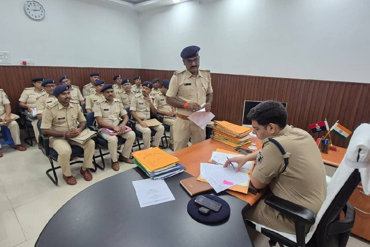 जहानाबाद एसपी ने थानाध्यक्षों के साथ की समीक्षा बैठक जहानाबाद एसपी ने थानाध्यक्षों के साथ की समीक्षा बैठक
