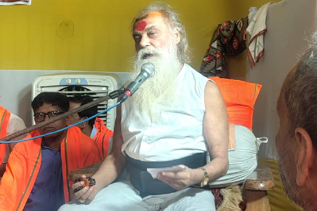 ज्ञान मंच से प्रवचन करते महर्षि चिदात्मन जी महाराज ज्ञान मंच से प्रवचन करते महर्षि चिदात्मन जी महाराज