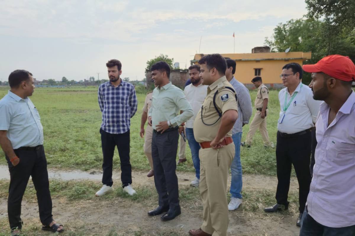 डीएम और एसपी ने किया कार्यक्रम स्थल का निरीक्षण डीएम और एसपी ने किया कार्यक्रम स्थल का निरीक्षण