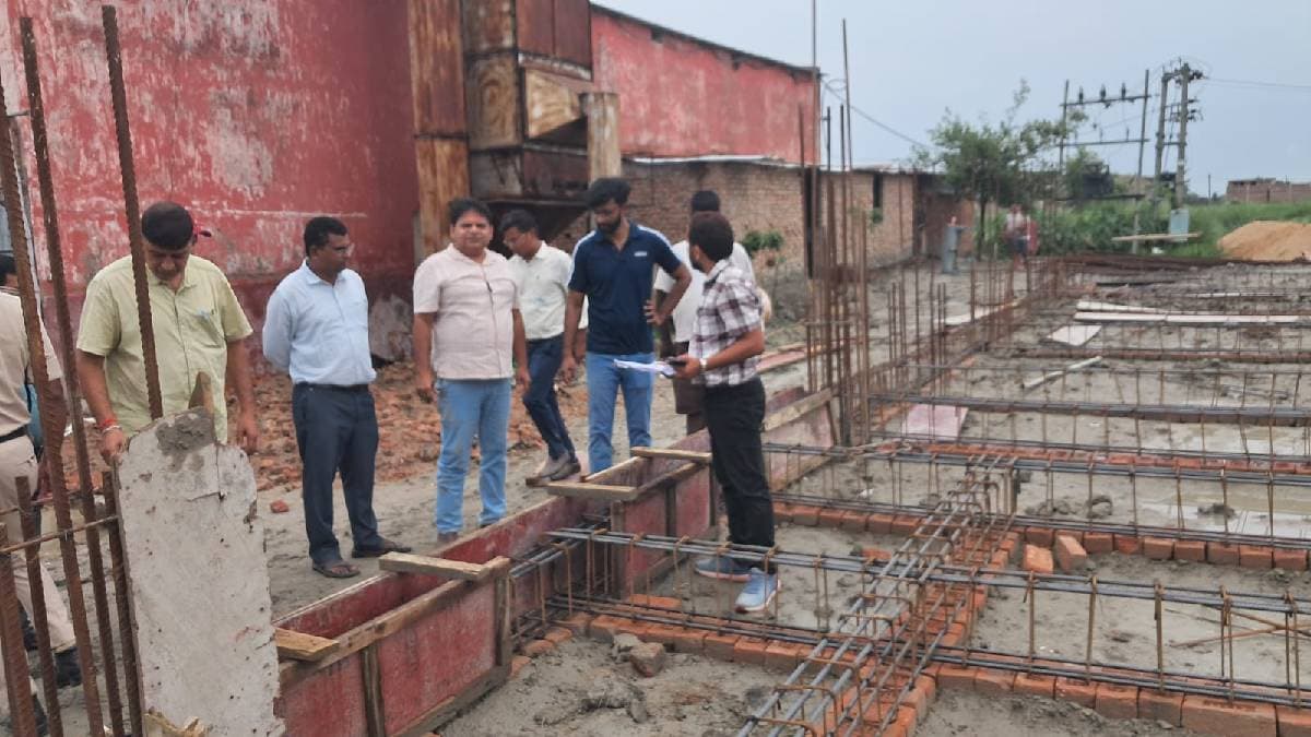 पंचायत सरकार भवन का निरीक्षण करते हुए डीडीसी पंचायत सरकार भवन का निरीक्षण करते हुए डीडीसी