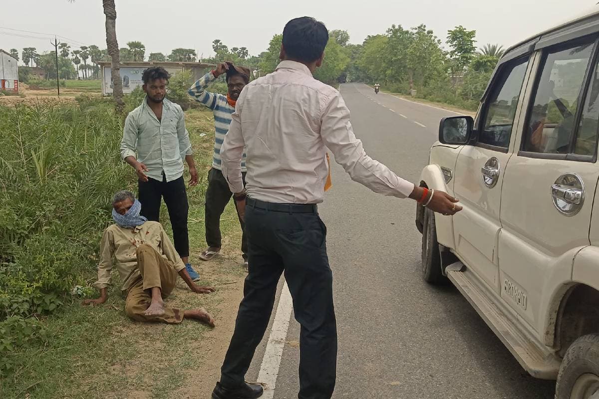 सड़क हादसे में घायल वृद्ध को सहायता करते बीपीआरओ सड़क हादसे में घायल वृद्ध को सहायता करते बीपीआरओ