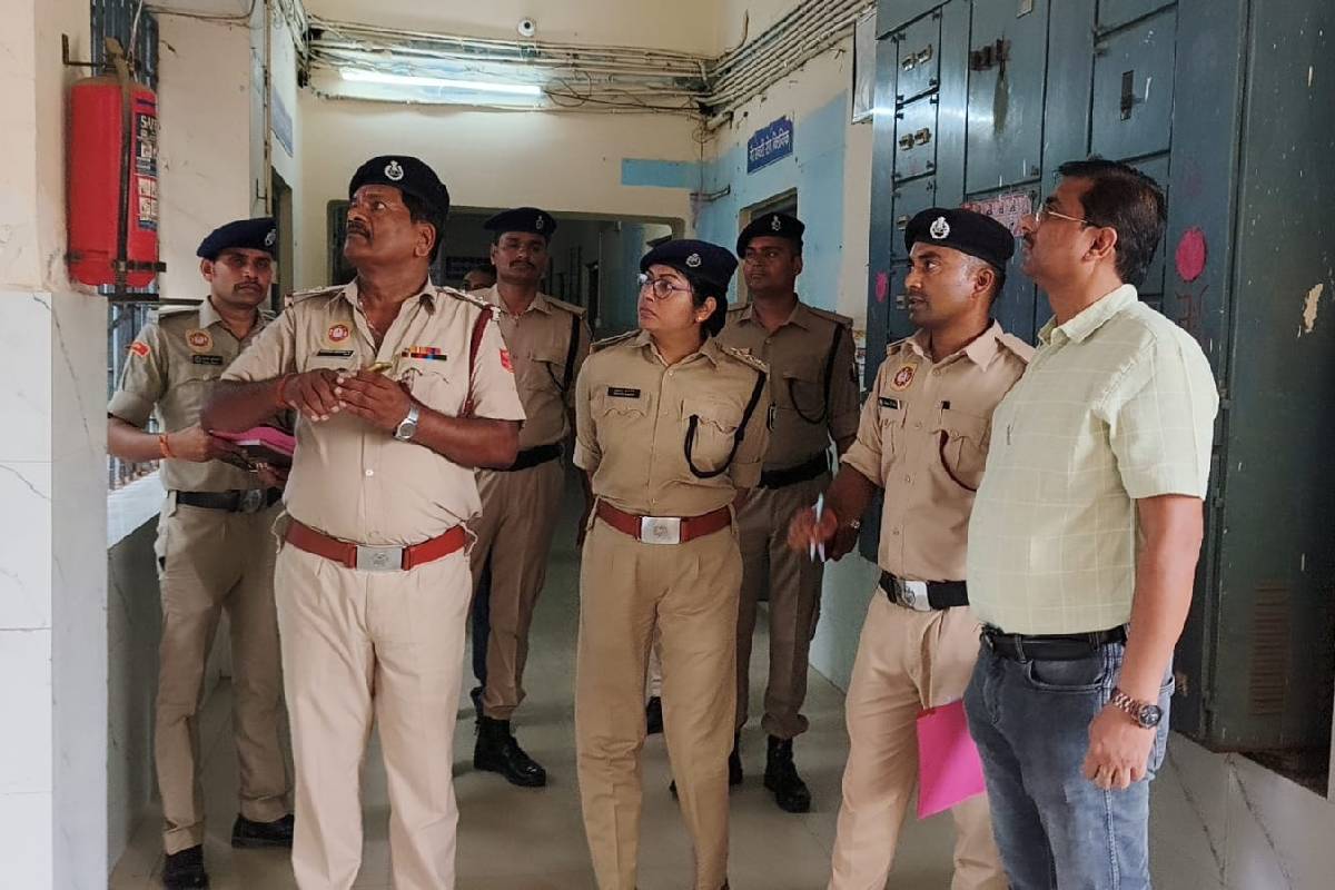 सदर अस्पताल में फायर सेफ्टी व्यवस्था का निरीक्षण करते हुए अग्निशमन विभाग की टीम। सदर अस्पताल में फायर सेफ्टी व्यवस्था का निरीक्षण करते हुए अग्निशमन विभाग की टीम।
