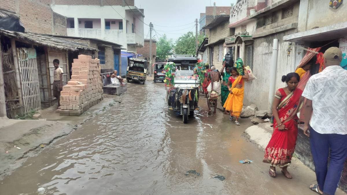 सिमरिया मुख्य स्नान घाट जाने वाली सड़क पर जलजमाव और कीचड़, श्रद्धालुओं की बढ़ी परेशानी