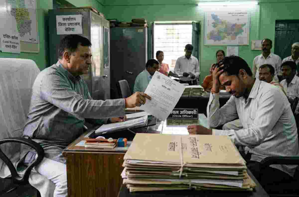 Bettiah News revenue-employee-pradeep-mishra-suspended-for-negligence-and-absence Bettiah News revenue-employee-pradeep-mishra-suspended-for-negligence-and-absence