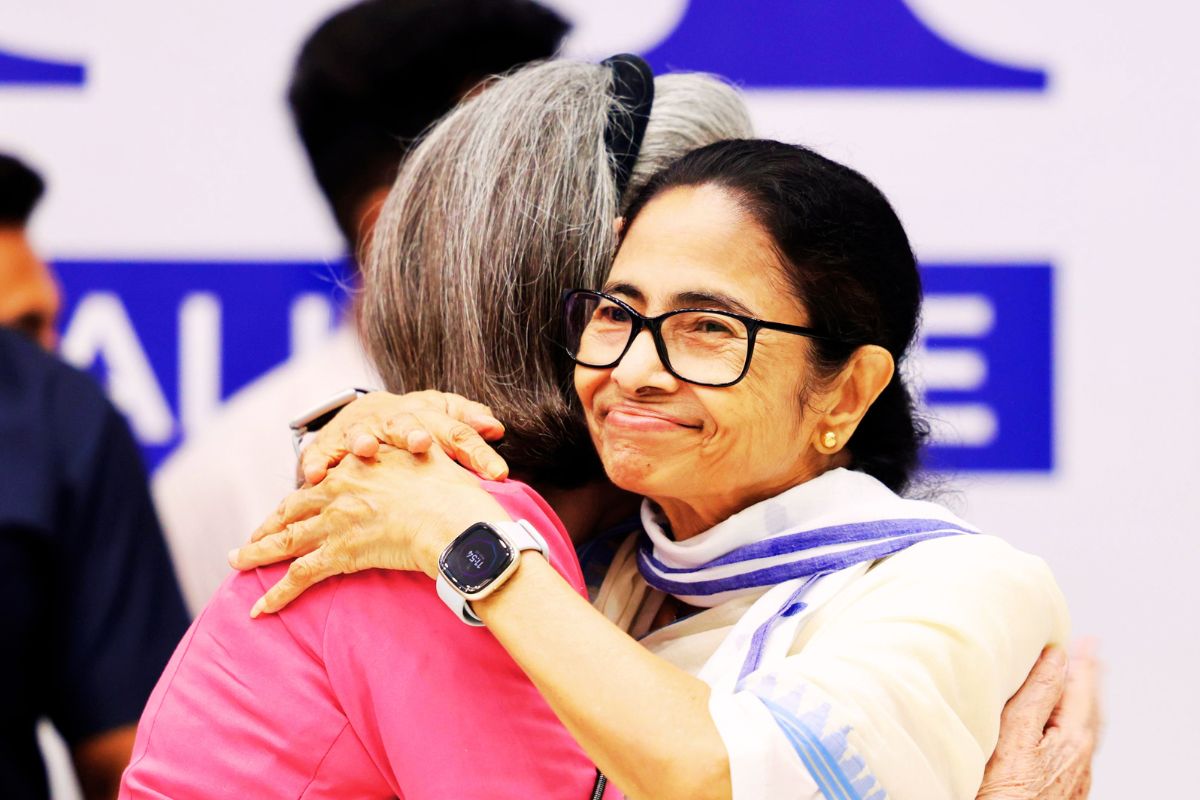 Mamata Banerjee Sonia Gandhi Hug TMC vs Congress West Bengal TMC Crisis Latest Update Mamata Banerjee Sonia Gandhi Hug TMC vs Congress West Bengal TMC Crisis Latest Update