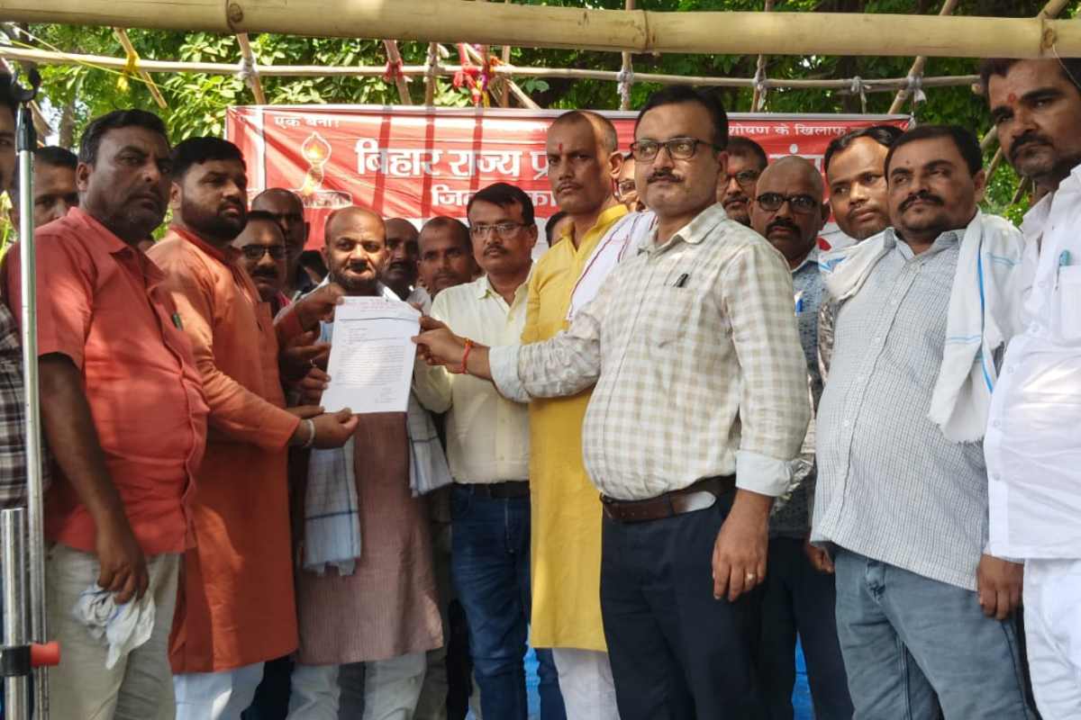 Motihari News Teachers protest dm office pending salary promotion transfer demands Motihari News Teachers protest dm office pending salary promotion transfer demands