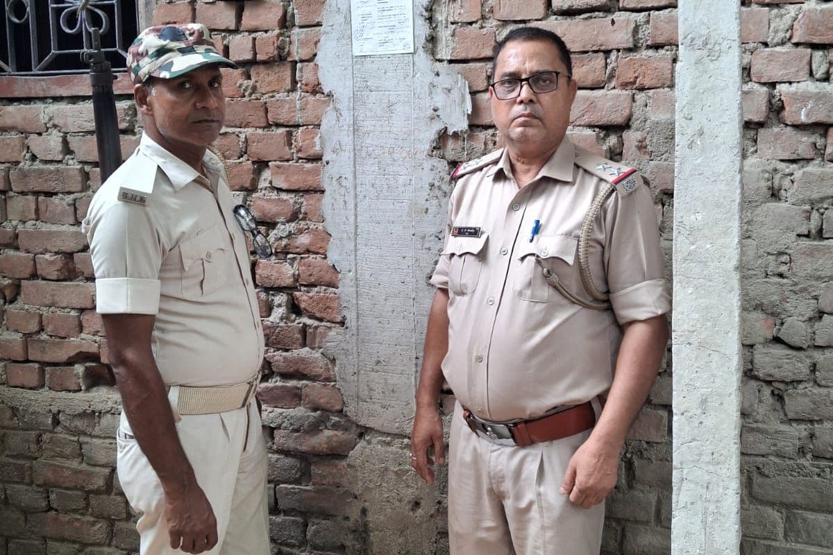 Vaishali Crime News: Notice pasted at the home of an accused absconding Vaishali Crime News: Notice pasted at the home of an accused absconding