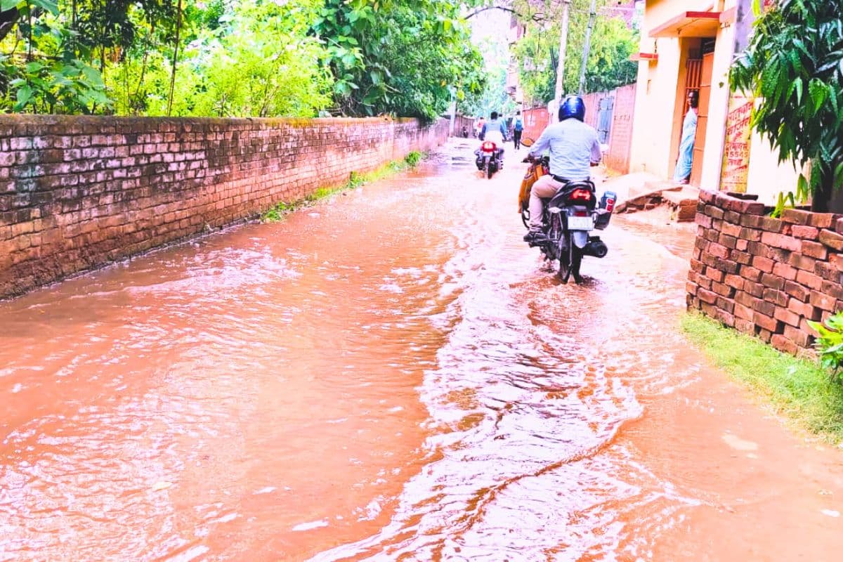 चिराग तले अंधेरा: धरहरा प्रखंड मुख्यालय की सड़क पांच साल से बदहाल, रोज गुजरते हैं साहब, फिर भी सोया है विभाग
