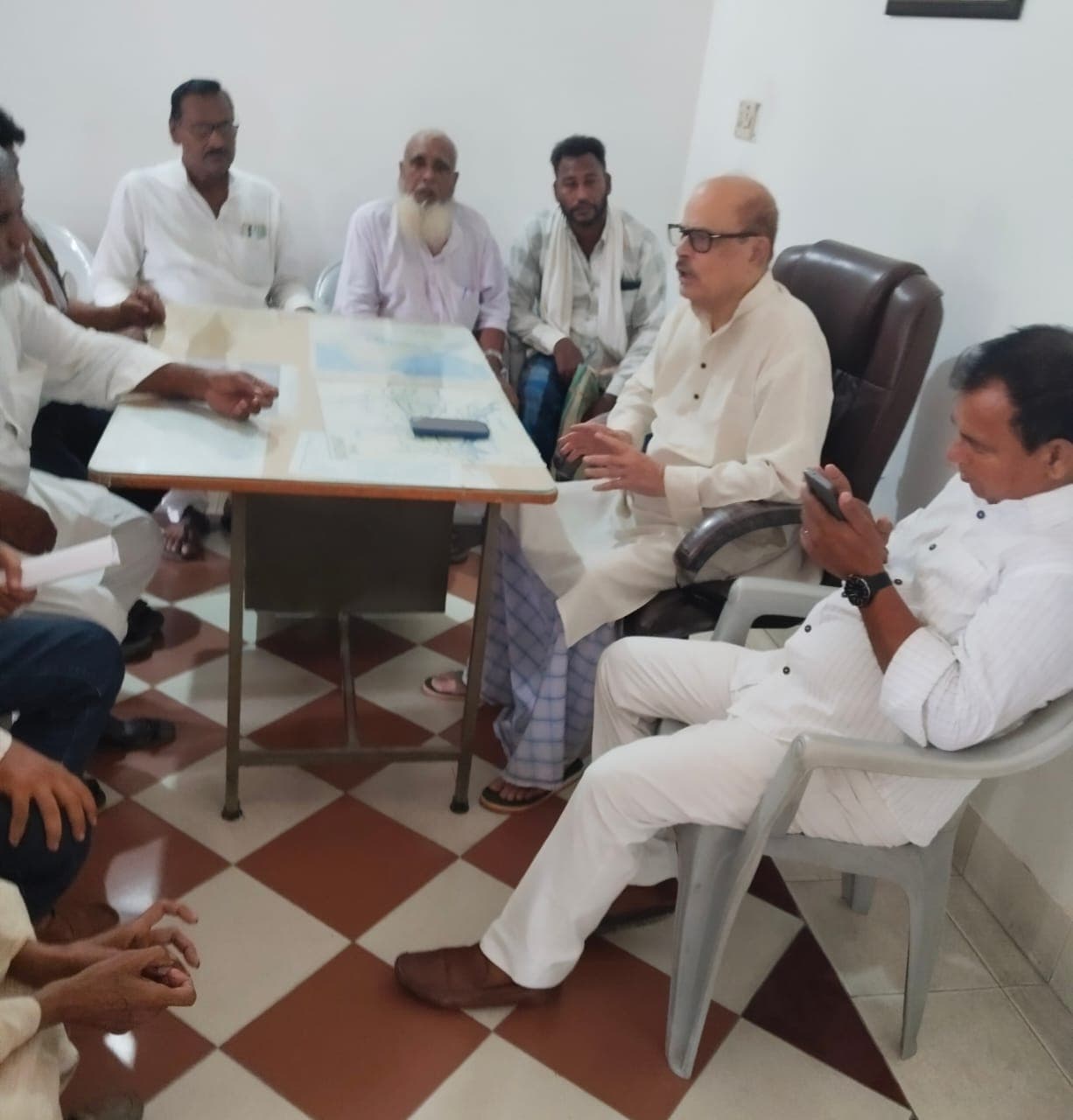 कुरेठा स्टेशन पर ट्रेनों के ठहराव और फुट ओवरब्रिज की मांग तेज, सांसद को सौंपा ज्ञापन कुरेठा स्टेशन पर ट्रेनों के ठहराव और फुट ओवरब्रिज की मांग तेज, सांसद को सौंपा ज्ञापन