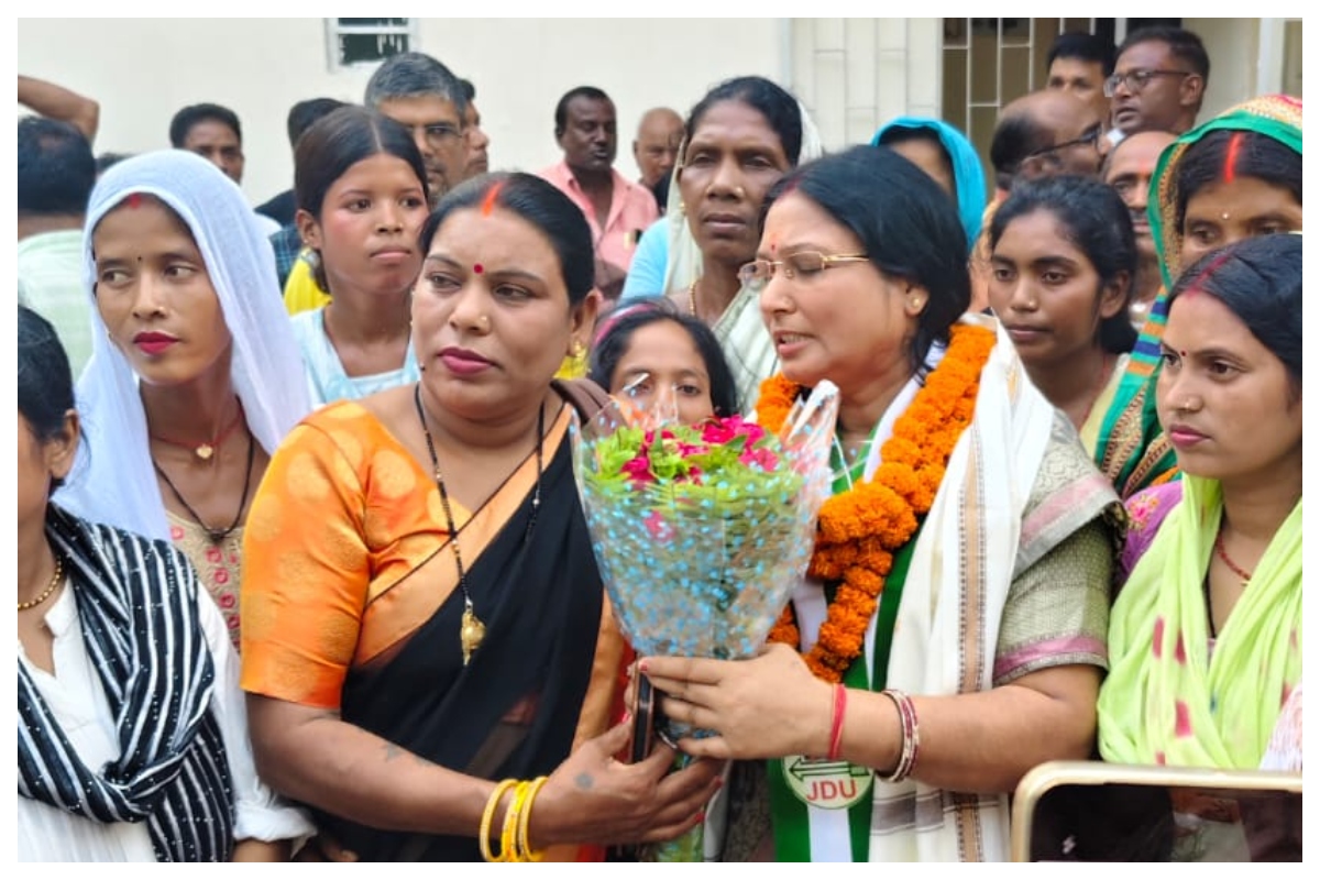 MLC Shivrani Devi welcomed by JDU workers in Bagaha with unique mango honour MLC Shivrani Devi welcomed by JDU workers in Bagaha with unique mango honour