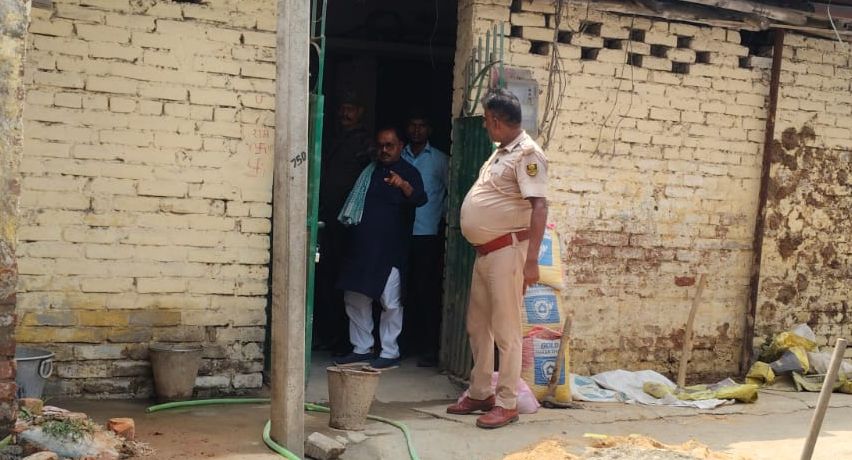 सरकारी रास्ता पर दीवार देकर अवरुद्ध करने का आरोप