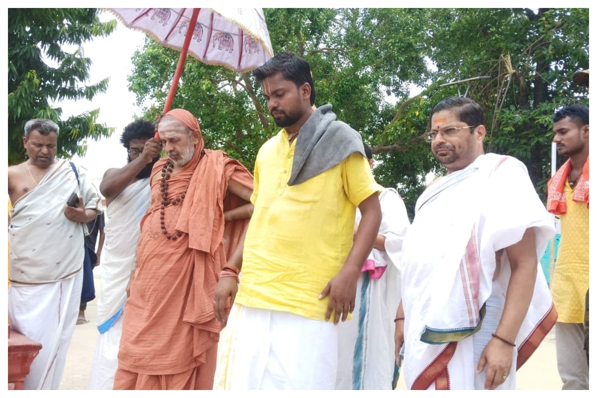 Shankar Bharati Mahaswami offering prayers at Punauradham Sitamarhi Shankar Bharati Mahaswami offering prayers at Punauradham Sitamarhi