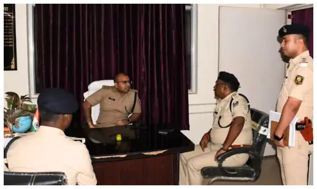 Senior police officers conducting inspection and reviewing law and order arrangements in West Champaran. Senior police officers conducting inspection and reviewing law and order arrangements in West Champaran.