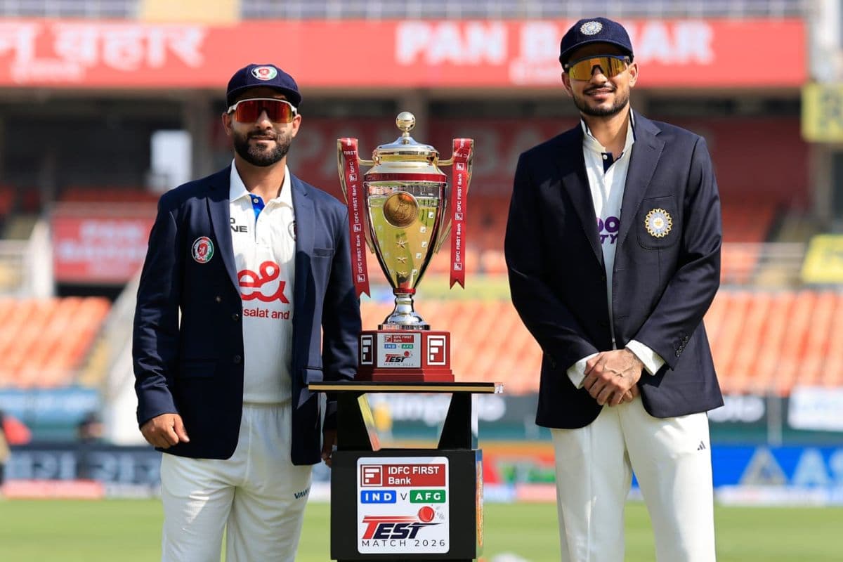 The captains of both teams with the trophy The captains of both teams with the trophy