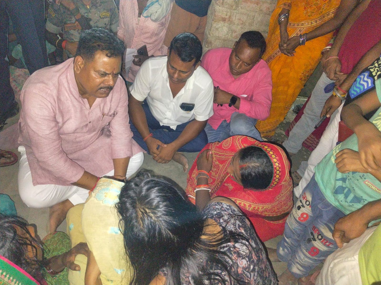 सड़क हादसे में मृत जयजयराम महतो के परिजनों से मिले मंत्री संजय कुमार, 20 हजार रुपये की मदद भी दी