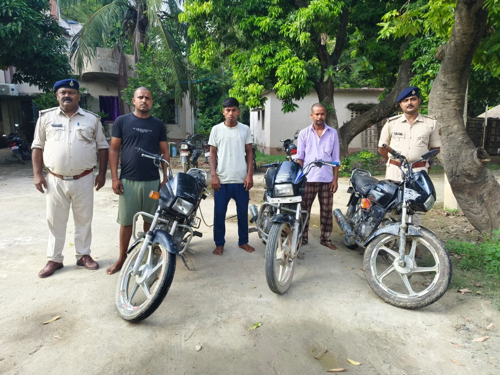 संध्या गश्ती में पुलिस को बड़ी सफलता, चोरी की तीन बाइक के साथ तीन गिरफ्तार