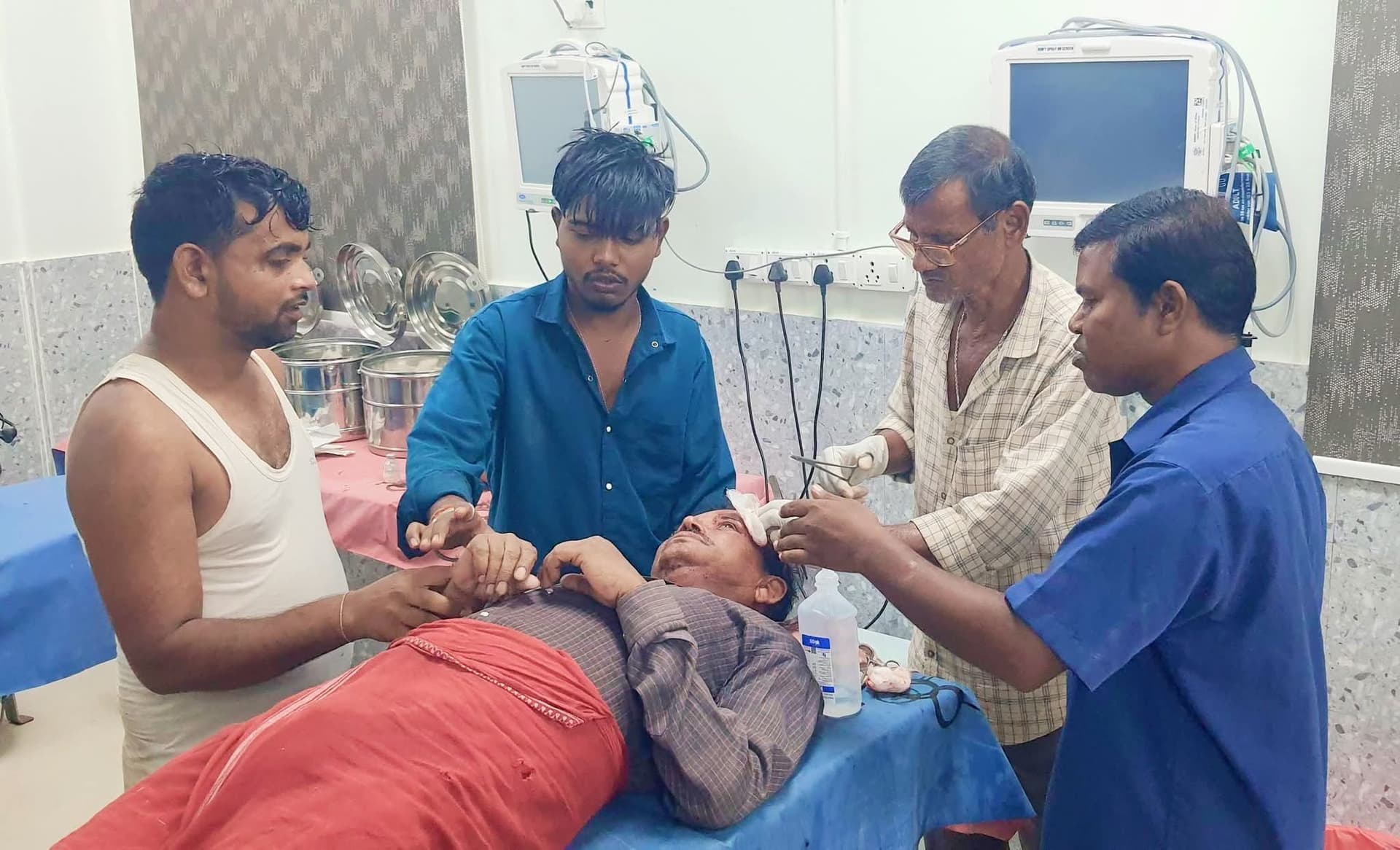 पोते के साथ घर लौट रहे वृद्ध करझौंसा हाट के समीप बाइक से गिरकर घायल, अस्पताल में भर्ती