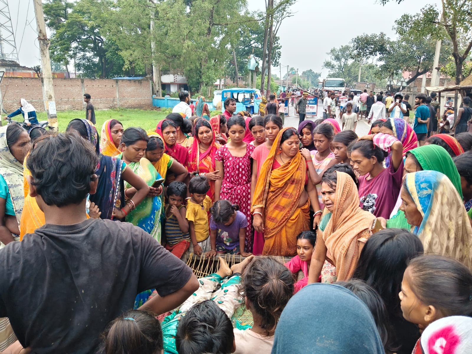 तेज रफ्तार हाइवा ने मॉर्निंग वॉक पर निकली महिला को कुचला, मौके पर ही मौत, ग्रामीणों ने किया सड़क जाम