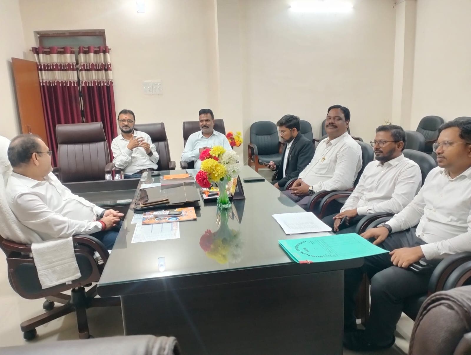 राष्ट्रीय लोक अदालत एवं विशेष लोक अदालत की तैयारियों को लेकर हुई समीक्षा बैठक