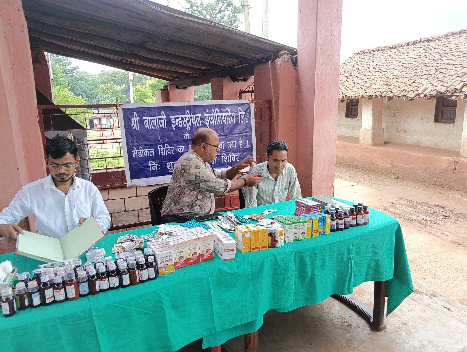 खासजामदा बस्ती में कैंप, 95 ग्रामीणों की हुई स्वास्थ्य जांच