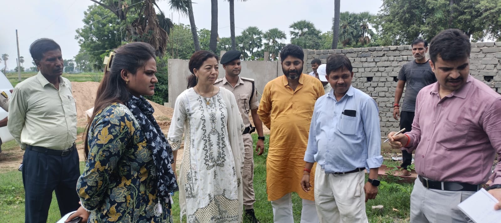 मखदुमपुर में निर्माणाधीन मटेरियल रिकवरी फैसिलिटी का डीएम ने किया निरीक्षण, गुणवत्ता पर दिया जोर