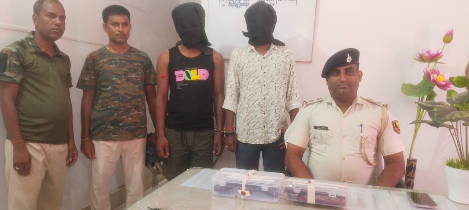 बाजपट्टी में आर्म्स के साथ दो बदमाश गिरफ्तार