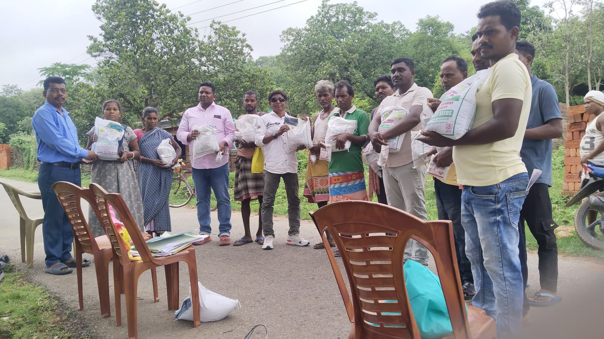 किसानों के बीच मूंग-राहड़ बीज वितरित