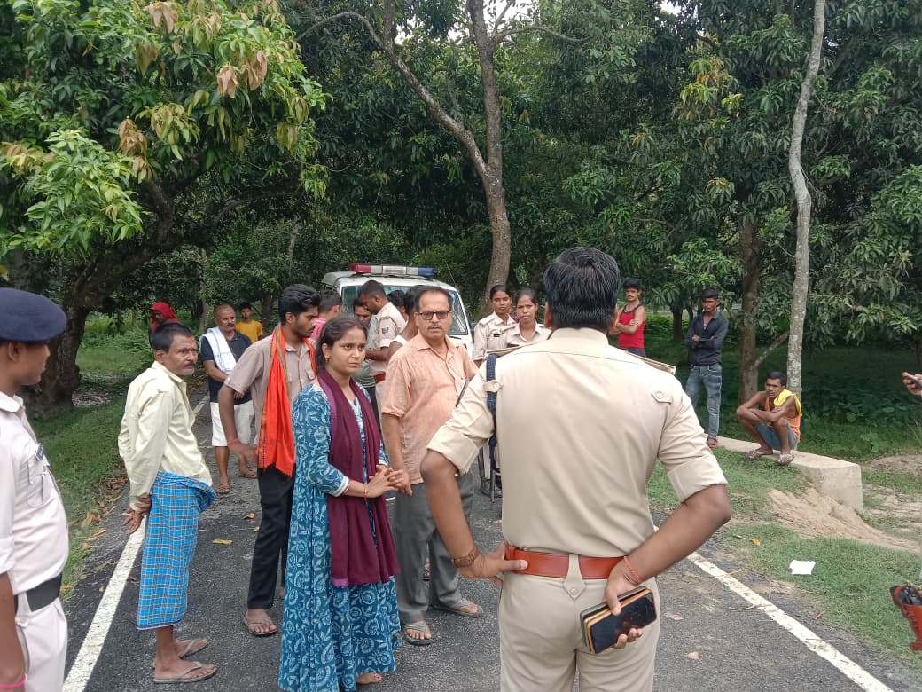 अनियंत्रित होकर गड्ढे में गिरी बाइक, सड़क हादसे में युवक की गई जान