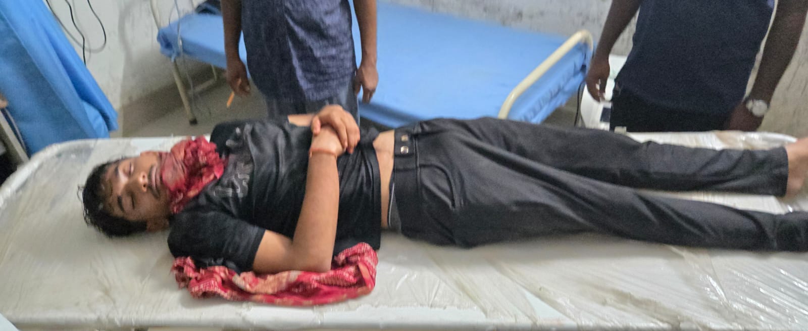 शराब के नशे में युवक ने खुद का गला रेता, गंभीर हालत में रेफर