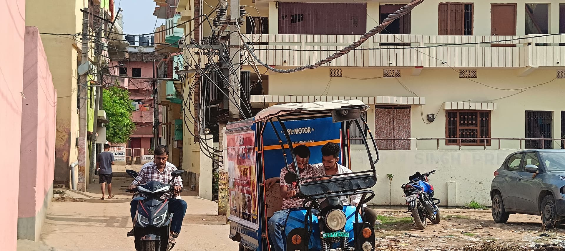 रोहतास में लोगों ने जर्जर तार बदलने और नए पोल लगाने की उठाई मांग,बिक्रमगंज में दर्जनों वार्डों में हादसे का खतरा