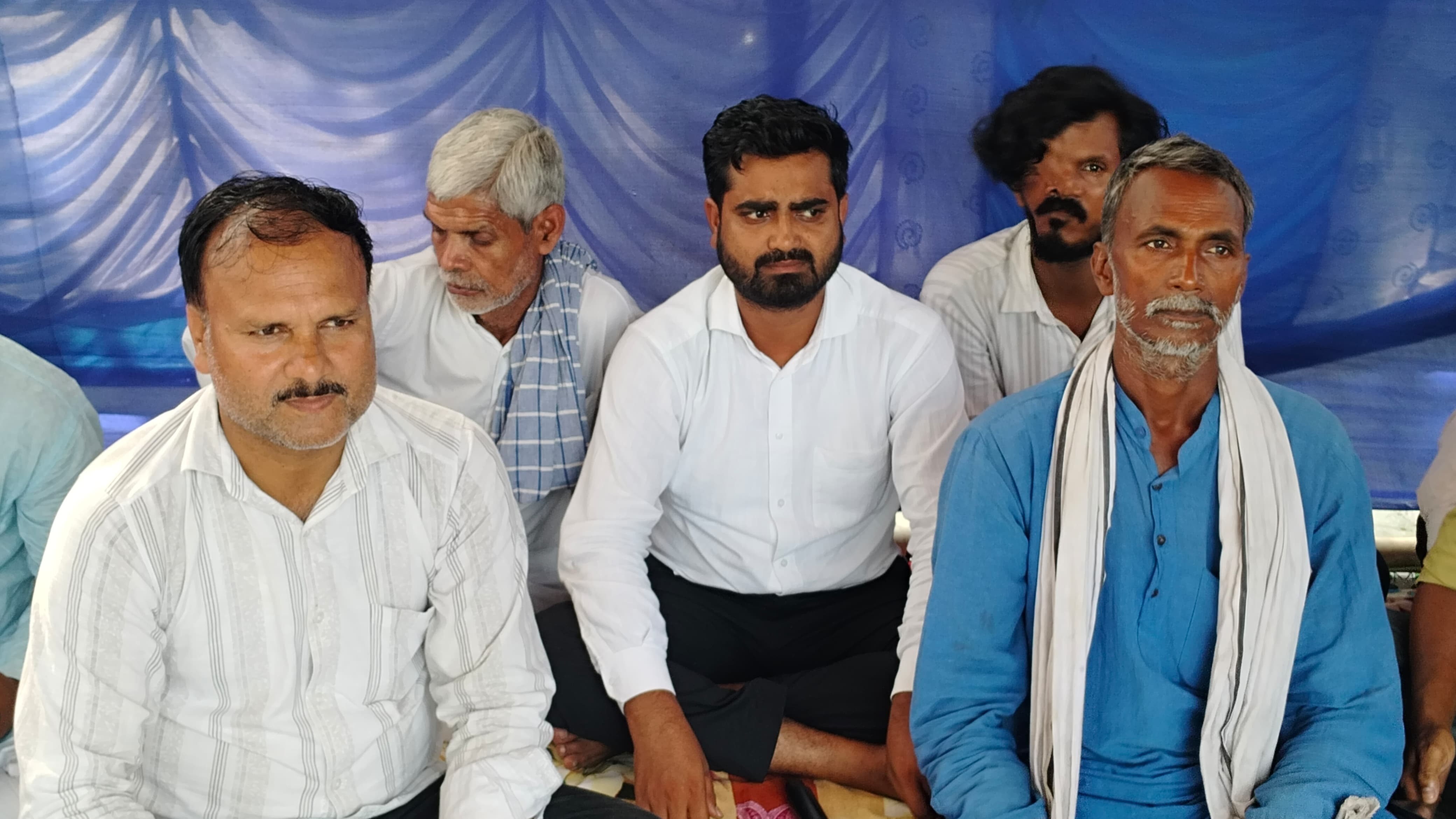 बिजली संकट और जेई से विवाद पर भड़के ग्रामीण, केनगर प्रखंड परिसर में बेमियादी भूख हड़ताल शुरू