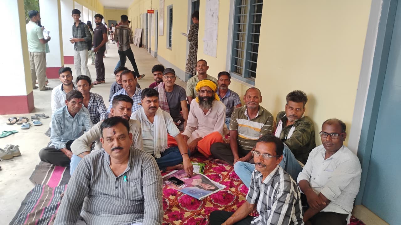 डीएन सिंह महाविद्यालय में अवैध बहाली सहित अन्य मुद्दों को लेकर भूख हड़ताल पर बैठे कर्मी