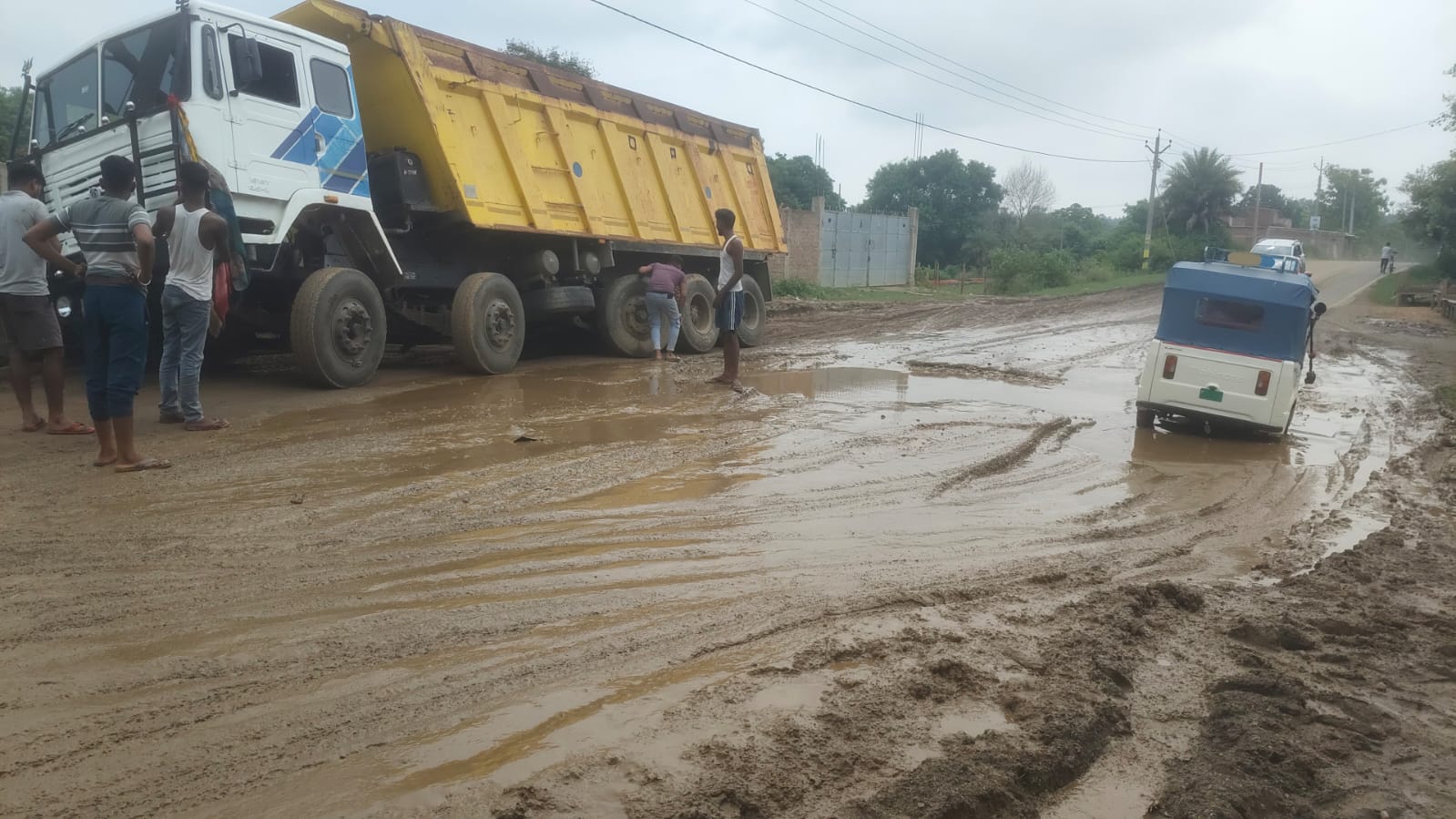 श्रावणी मेला से पहले बदहाल कटोरिया-सुईया मार्ग, खतरनाक गड्ढों व जलजमाव से बढ़ी दुर्घटनाओं की आशंका