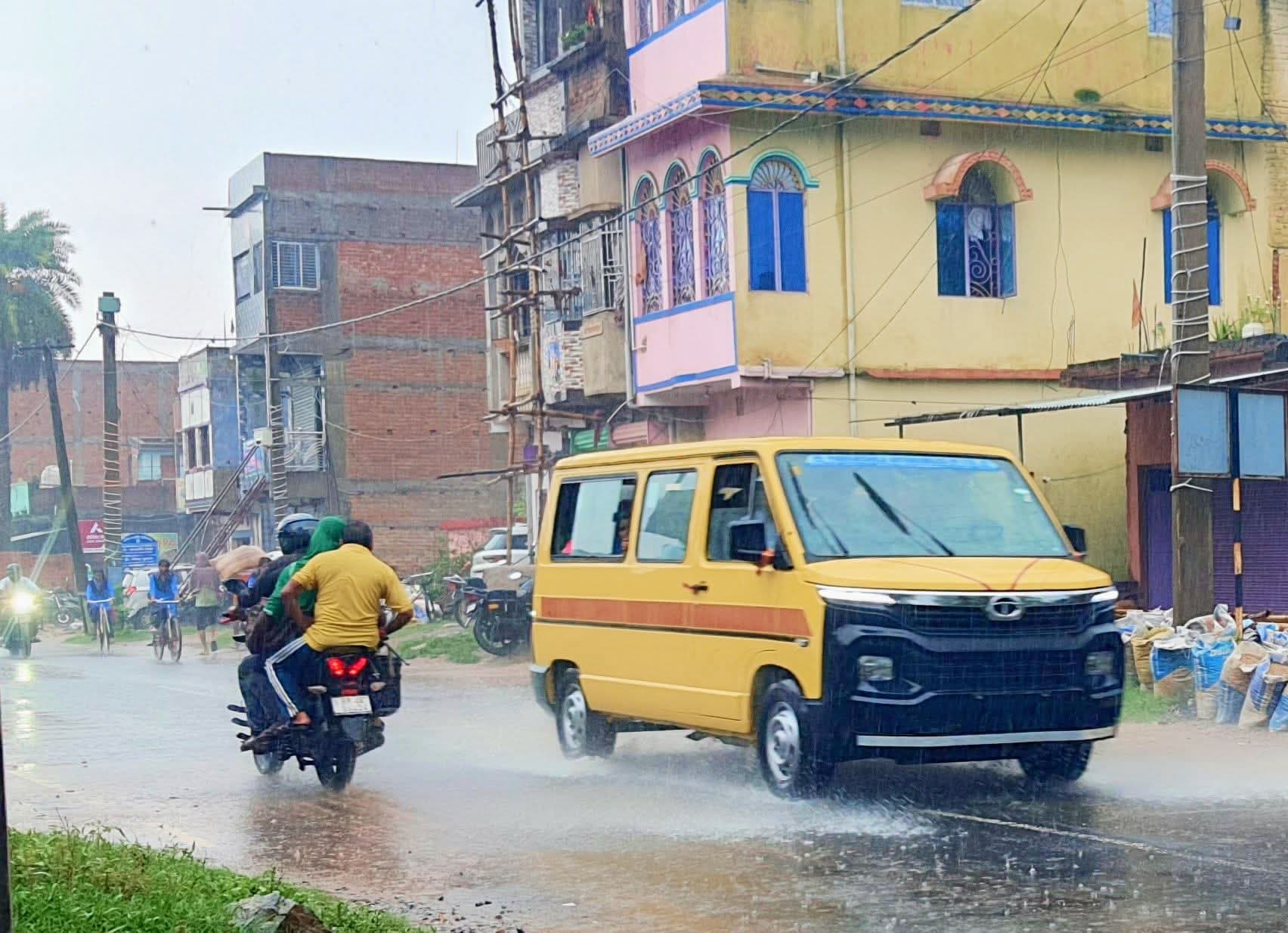 कटोरिया में मॉनसून की पहली झमाझम बारिश, गर्मी से राहत, धान रोपनी की तैयारियों में जुटे किसान