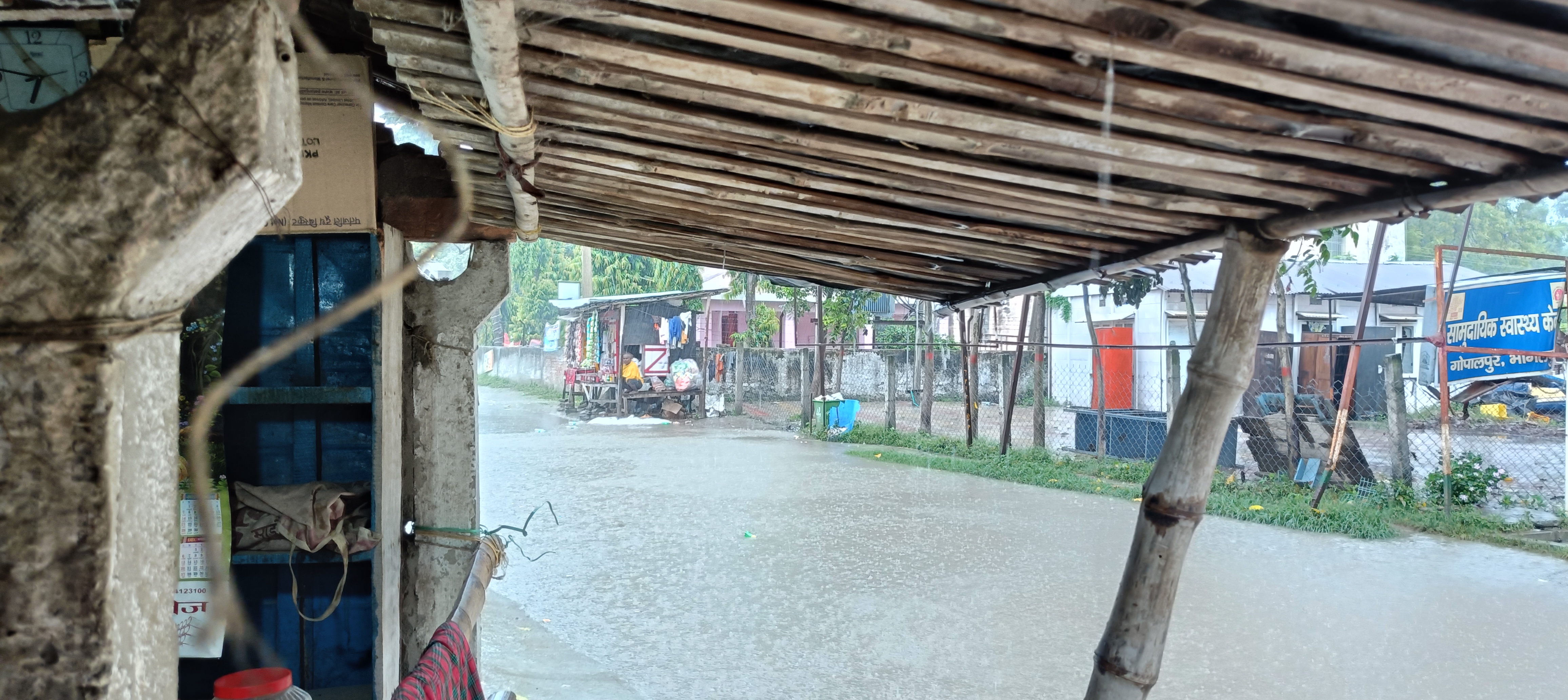 गोपालपुर में देर रात झमाझम बारिश से मौसम हुआ सुहाना, लेकिन जलजमाव ने बढ़ाई आफत; सड़कों पर बहा तालाब जैसा पानी