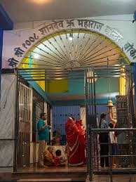 श्रद्धालुओं ने भगवान शनिदेव मंदिर में की पूजा अर्चना