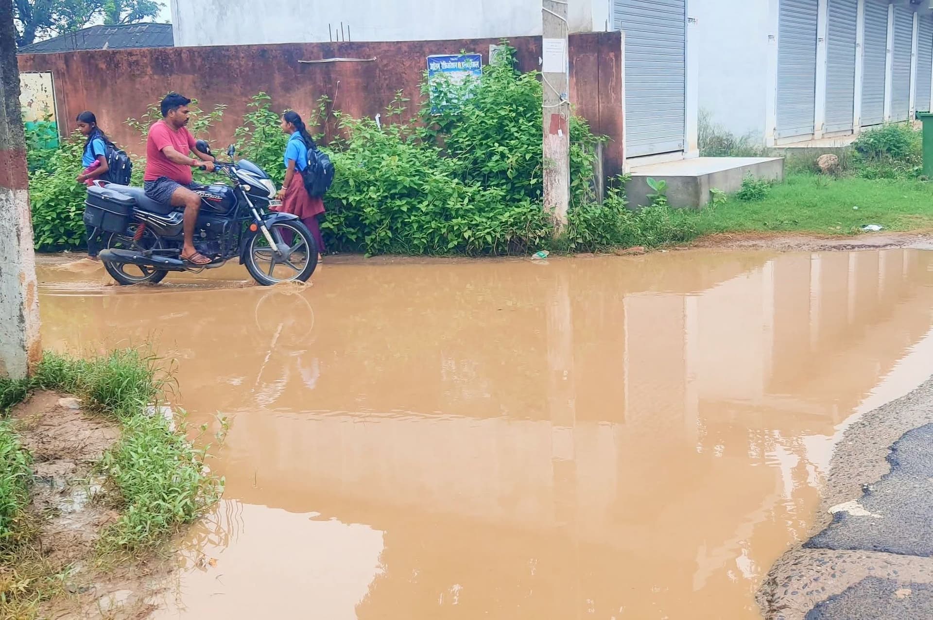 कटोरिया में बारिश के बाद जलजमाव की समस्या हुई गंभीर, आमजन परेशान