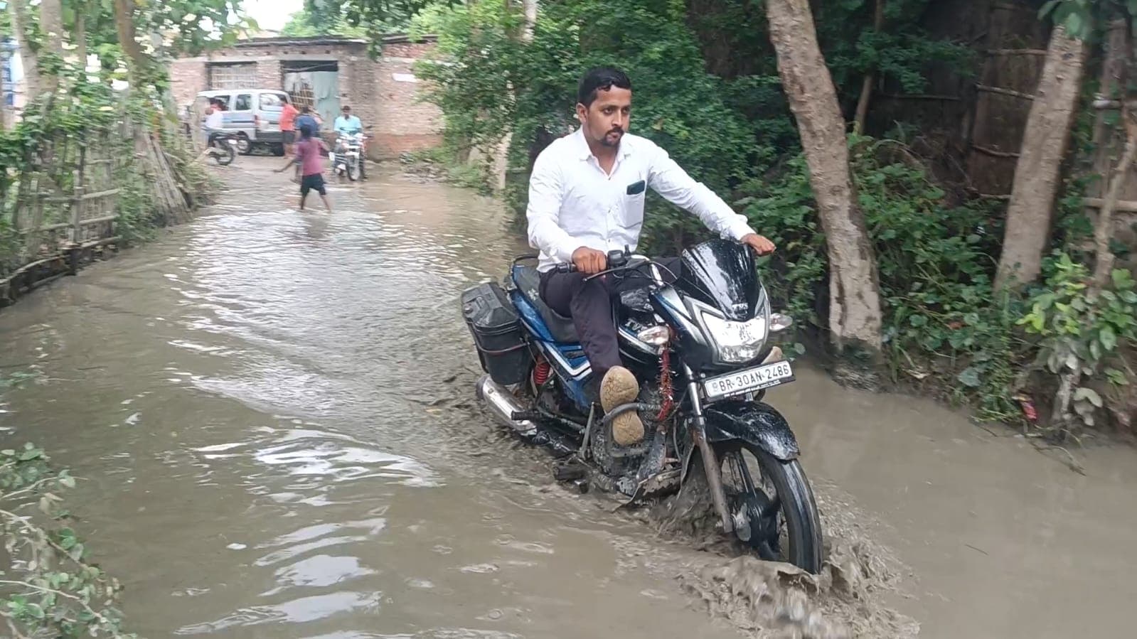सीतामढ़ी: जलजमाव से हाहाकार, 5 वर्षों से नारकीय जीवन जी रहे ग्रामीणों ने दी आंदोलन की चेतावनी