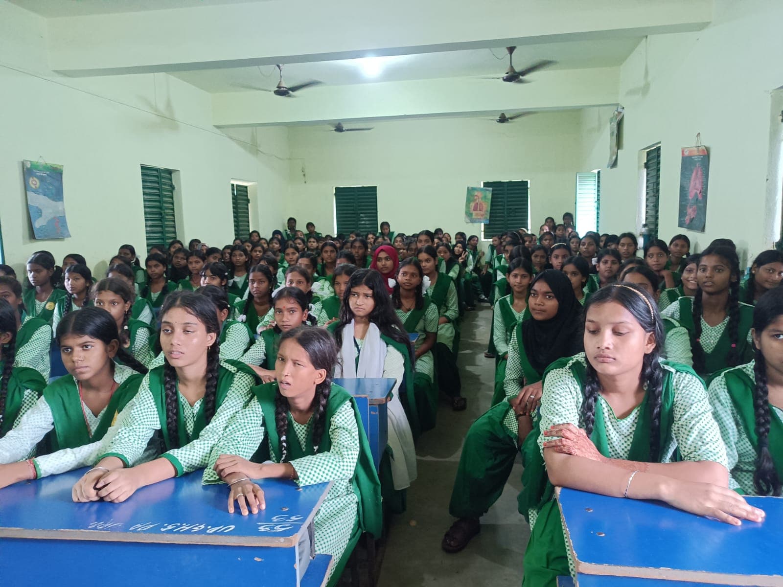 पाकुड़िया में छात्राओं को दी गई कानूनी अधिकारों और सामाजिक कुरीतियों की जानकारी
