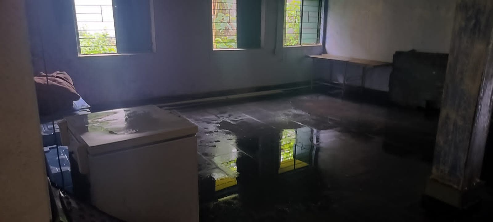 आनंदपुर स्वास्थ्य केंद्र की छत से टपक रहा पानी, भीग रहे वैक्सीन और सरकारी रिकॉर्ड