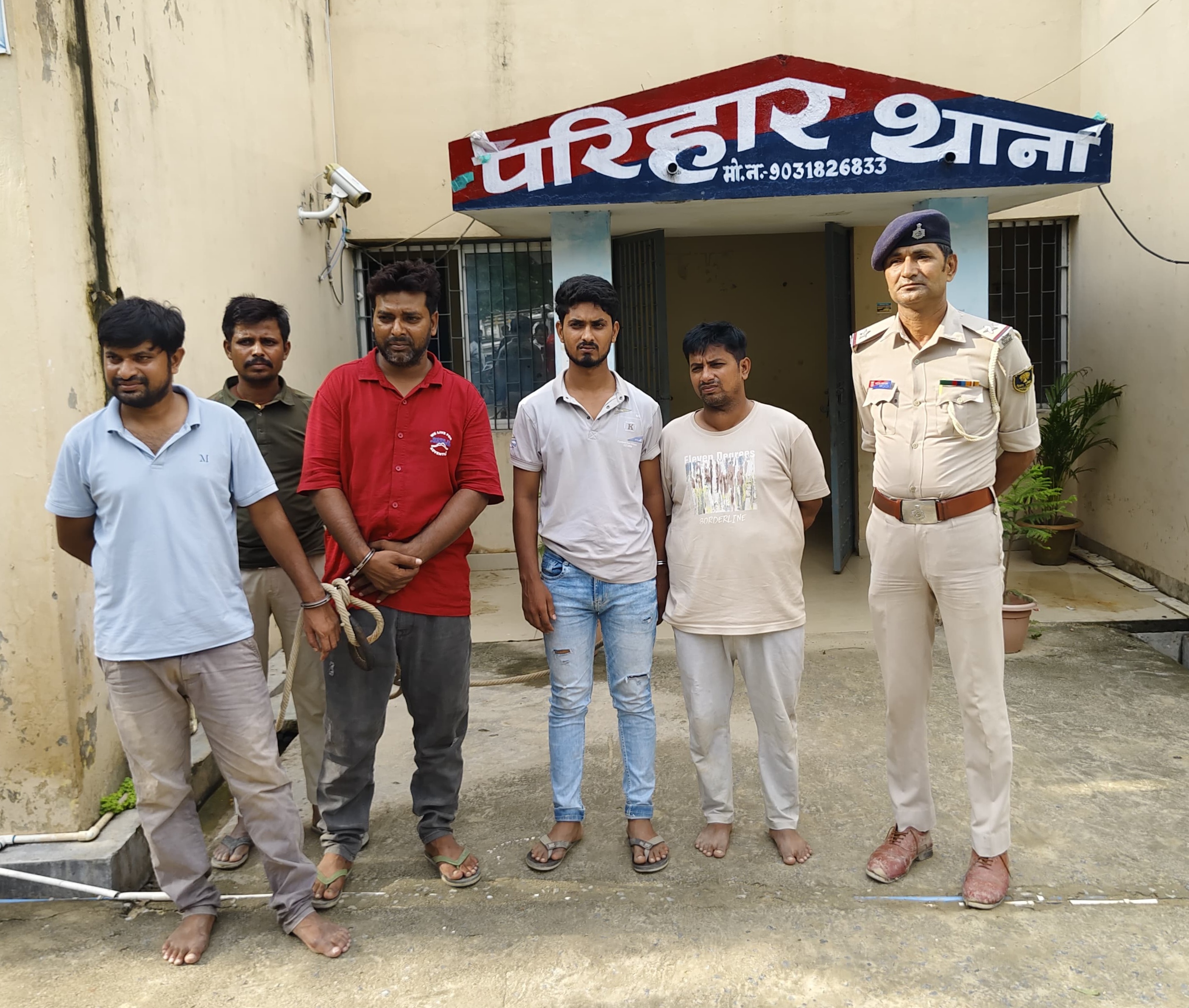 सीतामढ़ी: परिहार के गोरहारी मदरसा में चल रहा था ऑनलाइन सट्टे का खेल, चार आरोपी गिरफ्तार
