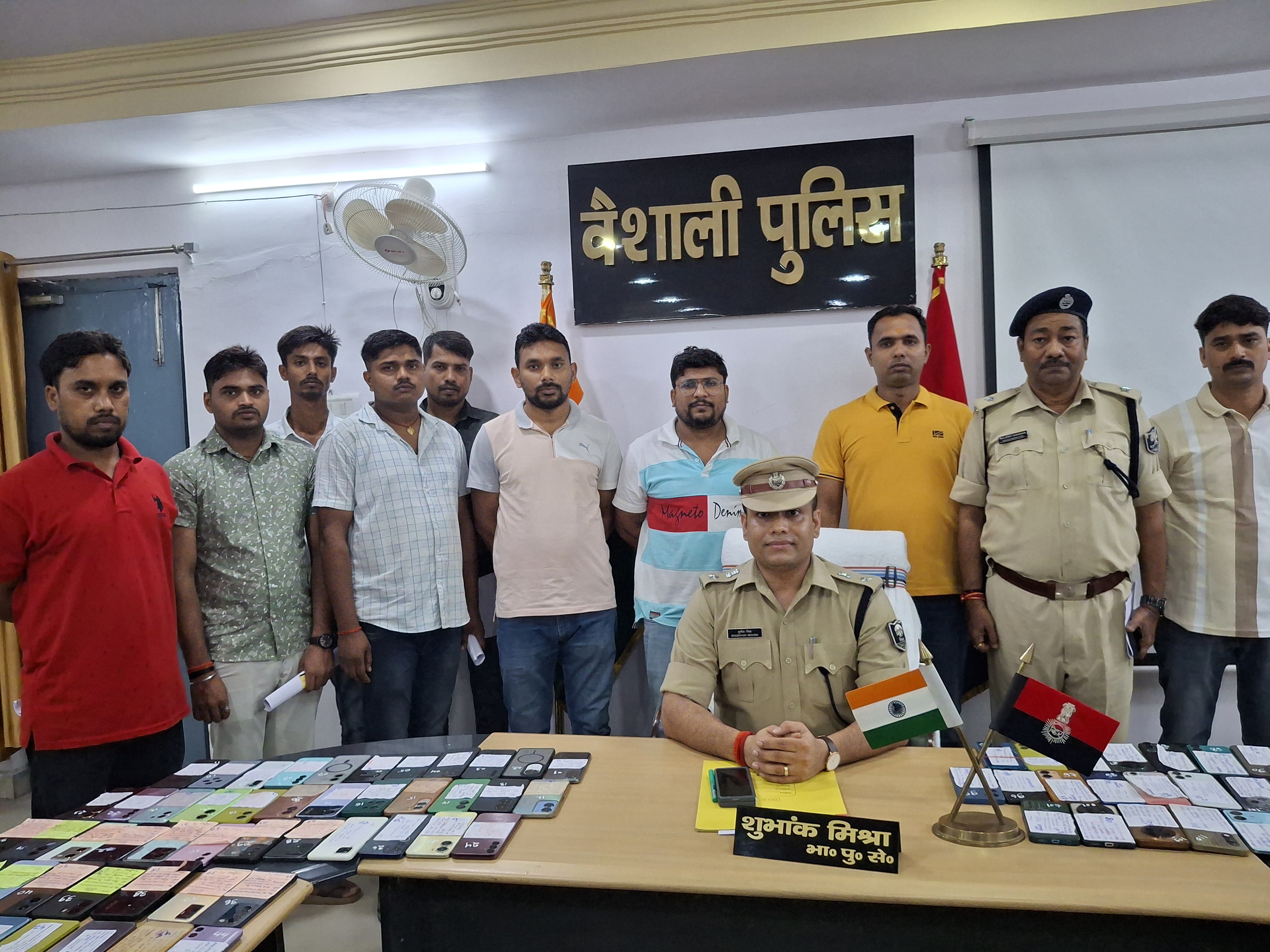 ऑपरेशन मुस्कान: वैशाली पुलिस ने 140 लोगों को लौटाए 40 लाख रुपये के मोबाइल, अब तक 2044 फोन बरामद