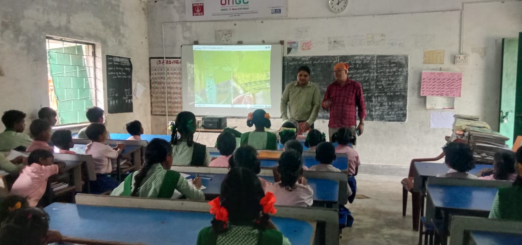 क्षेत्र शिक्षा पदाधिकारी ने किया स्कूलों का निरीक्षण