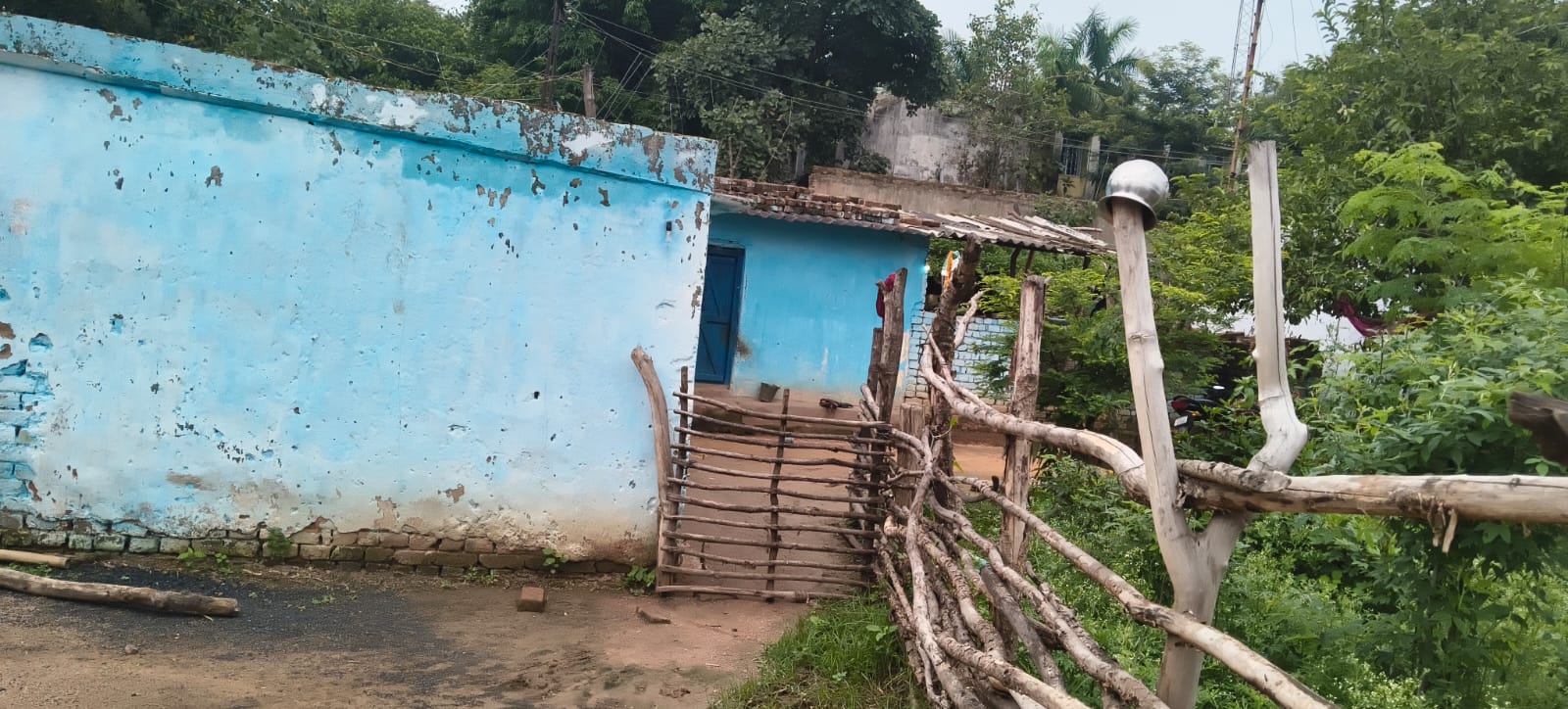 रोहिणी परियोजना की हैवी ब्लास्टिंग से ढुब बस्ती में गिरे पत्थर, ग्रामीणों में आक्रोश